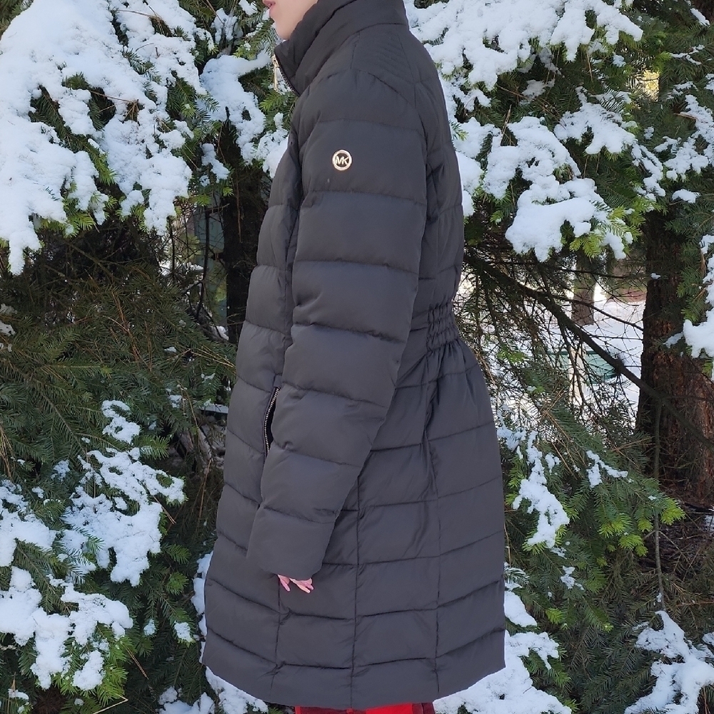 Michael Kors Large Black Puffer Coat with Gold Zippers - Picture 4 of 11